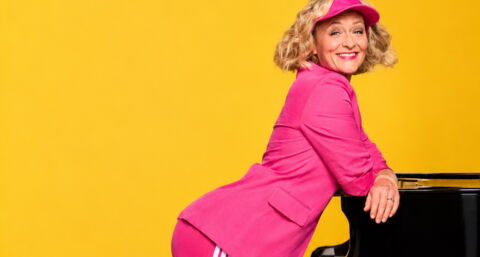 Ein Frau in Sportkleidung steht am Flügel
